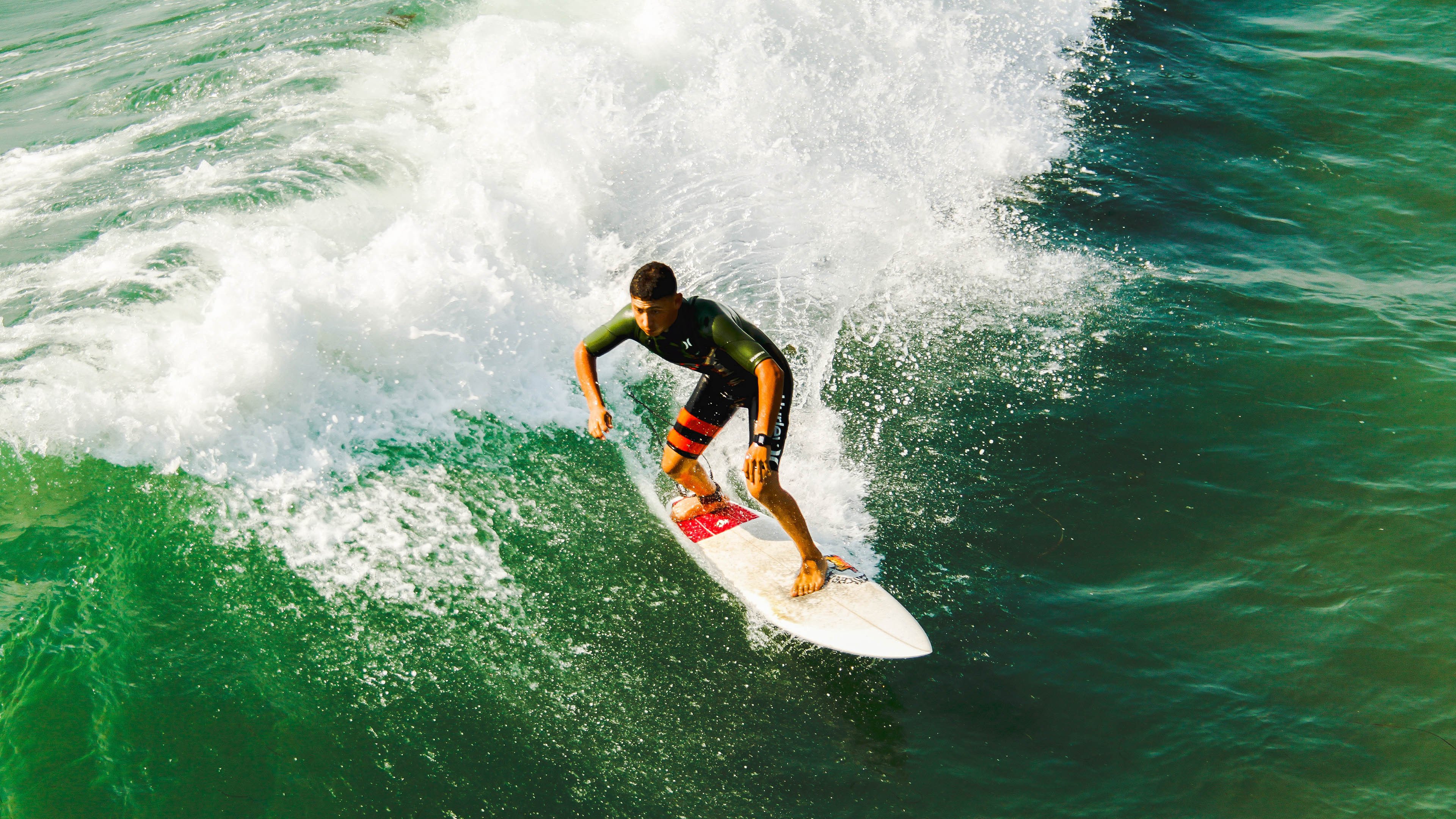 足球赛场焦点！意大利队对阵葡萄牙队，压哨绝杀，引爆全场观众欢呼