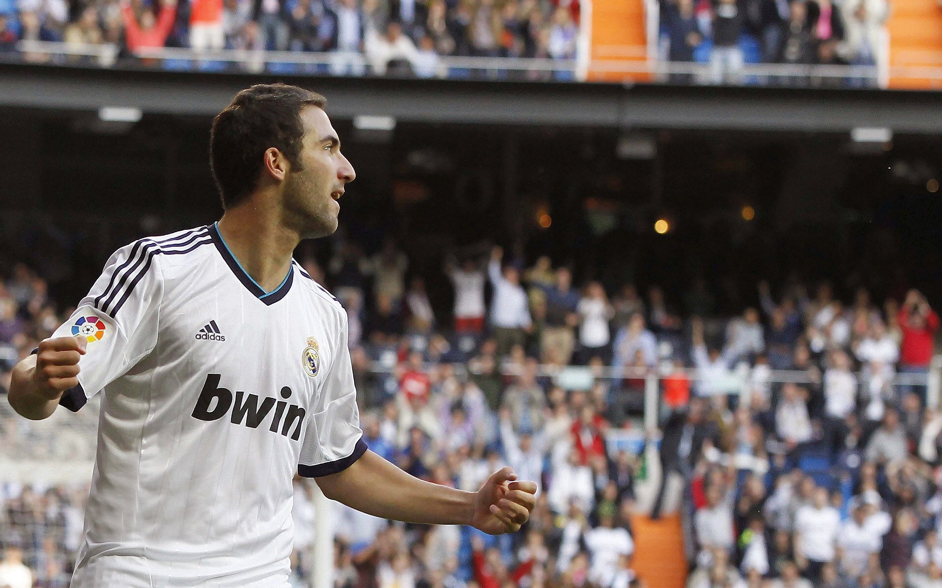 足球赛场焦点！意大利队对阵英格兰队，强强对话引爆全球球迷关注