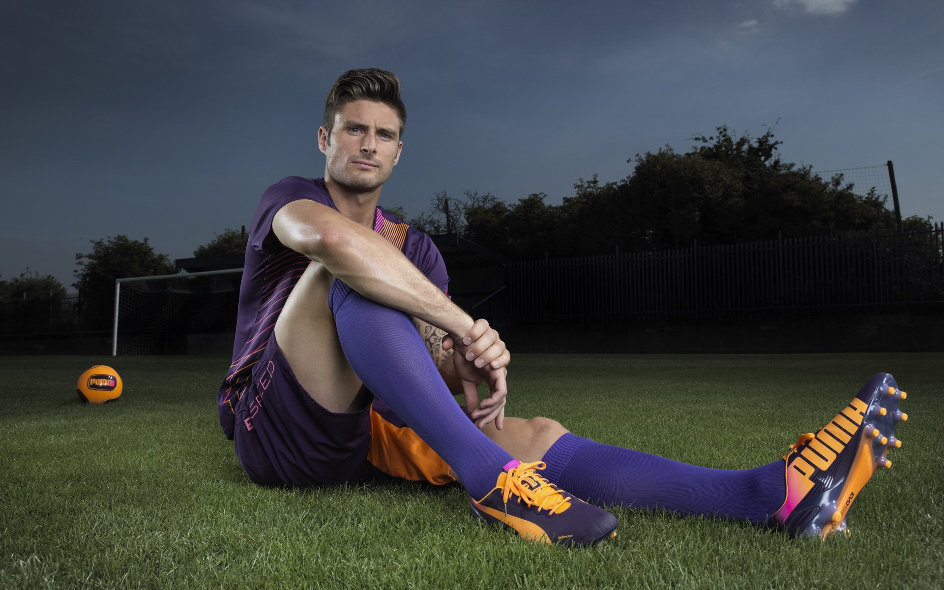 世界杯预选赛季后赛爆出冷门！俄克拉荷马城雷霆小胜曼联，争冠形势突变